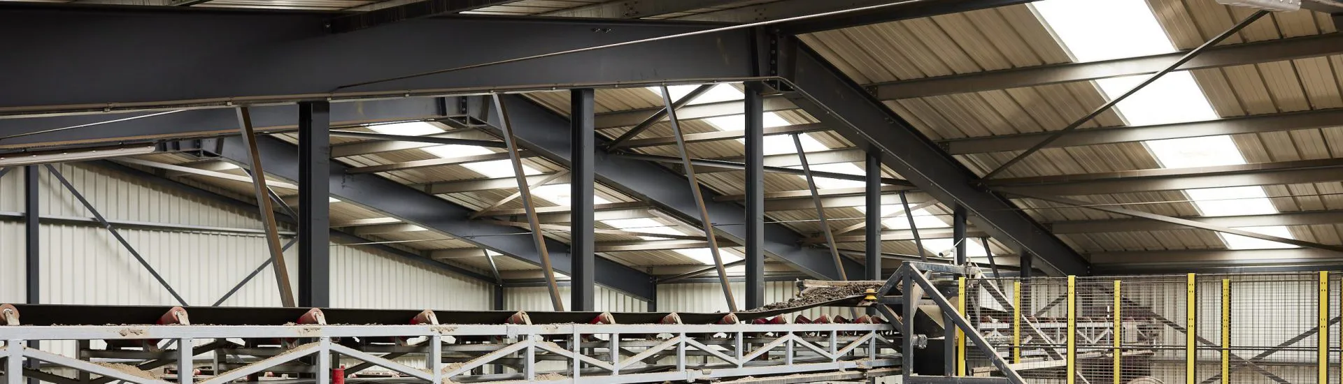 Hallenvuller in steenproductiefabriek.