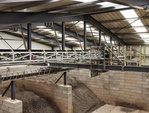 Hallenvuller in steenproductiefabriek.