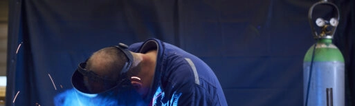 Monteur van ARCO aan het lassen