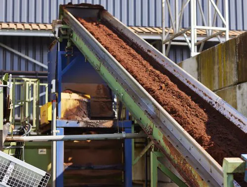 Compost op een transportband