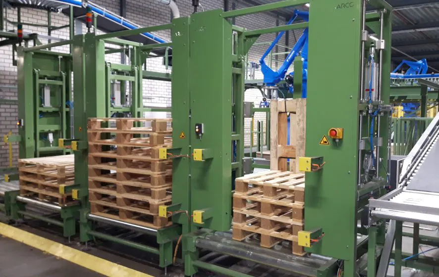 Automatische Pallet Stapelaar van ARCO Solutions / ARCO's automated pallet stacker