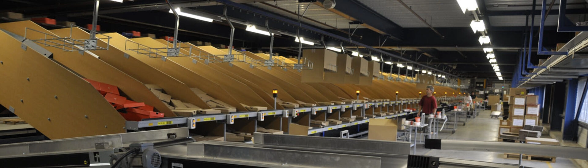 Crossbelt sorter shutes