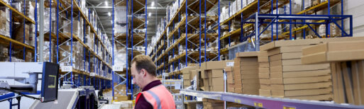 Mobiel orderpicken door een medewerker van ARCO in het magazijn