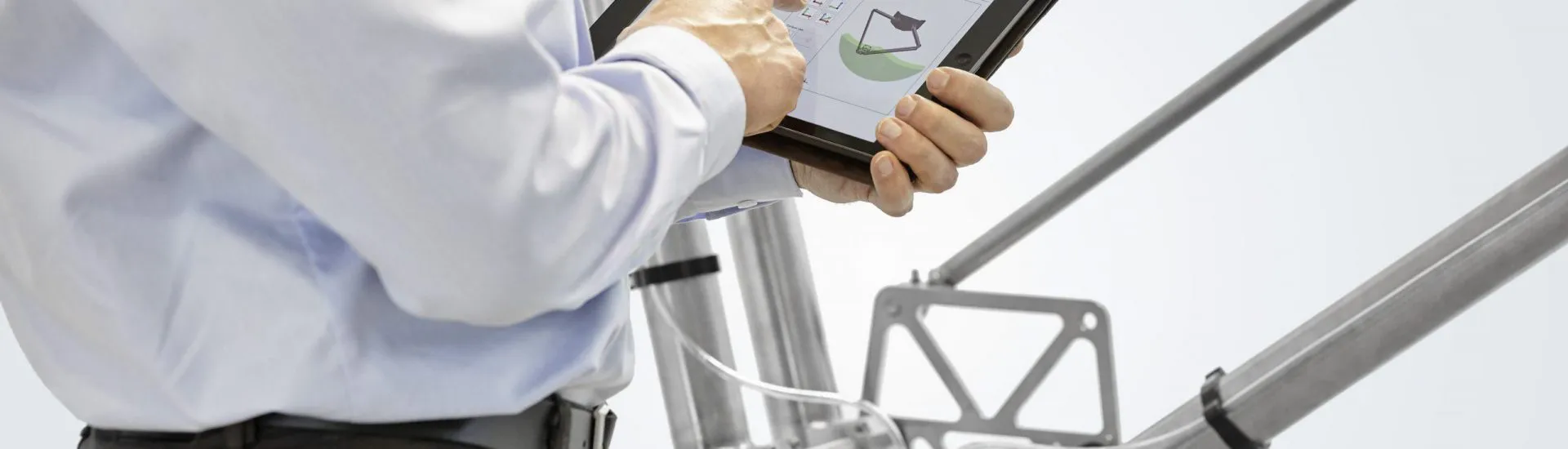 Analyserend persoon met tablet