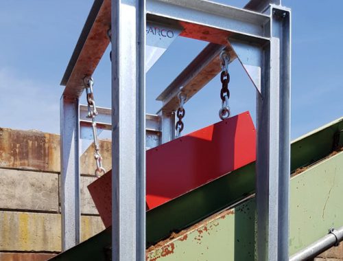 Magneetsysteem op een transportband.