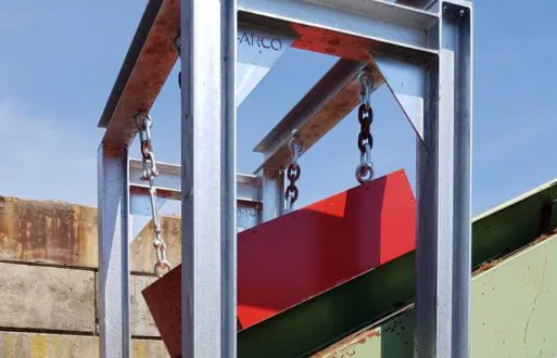 Magneetsysteem op een transportband.