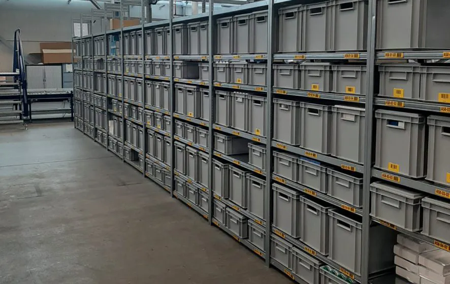 Plastic kratten in stelling